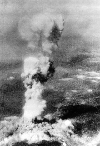 El auténtico hongo nuclear de Hiroshima, tomado desde el Enola Gay unos minutos después de la detonación. Foto: George R. Caron / Associated Press.